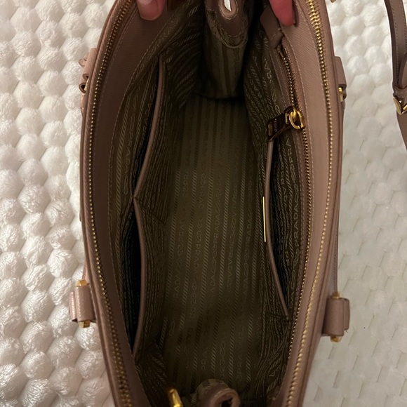 FINAL HOURS BEFORE I CONSIGN IT - Prada Lux Saffiano Double Zip Tote - Picture 4 of 16